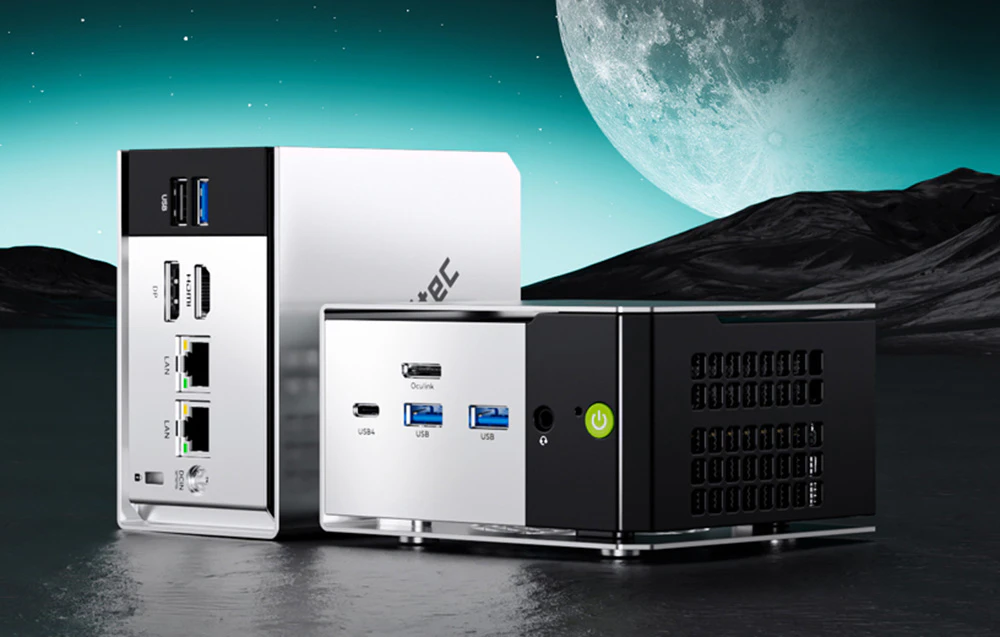 Două mini PC-uri prezentate pe un fundal futurist al suprafeței lunii sub cerul nopții.