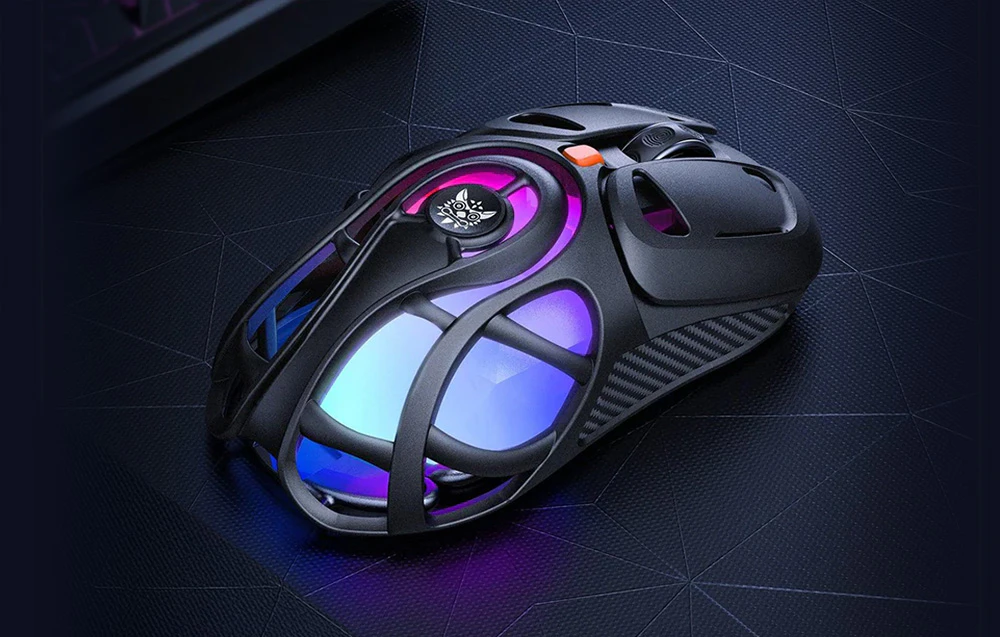 Mouse de gaming negru cu găuri și backlight colorat pe fundal întunecat