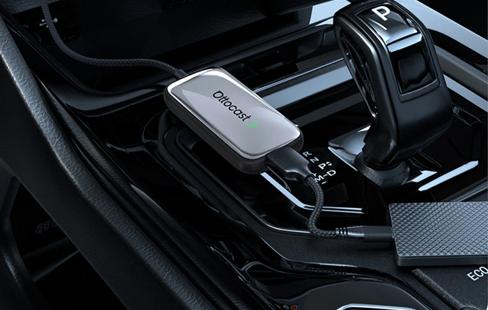 Adaptor Ottocast conectat la portul USB din consola centrală a unei mașini