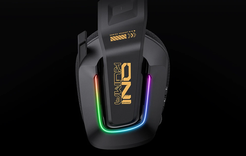 Căști de gaming cu retroiluminare RGB cu cupă pentru urechi pe fundal întunecat