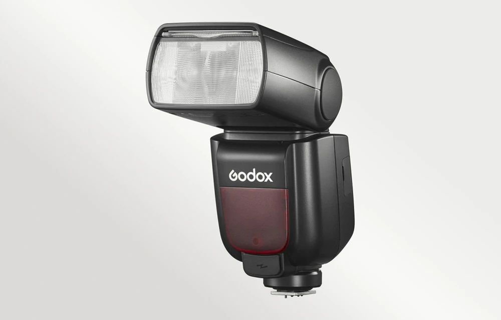 Blițul Godox TT685II văzut dintr-un unghi, cu capul îndreptat ușor în sus și rotit spre stânga