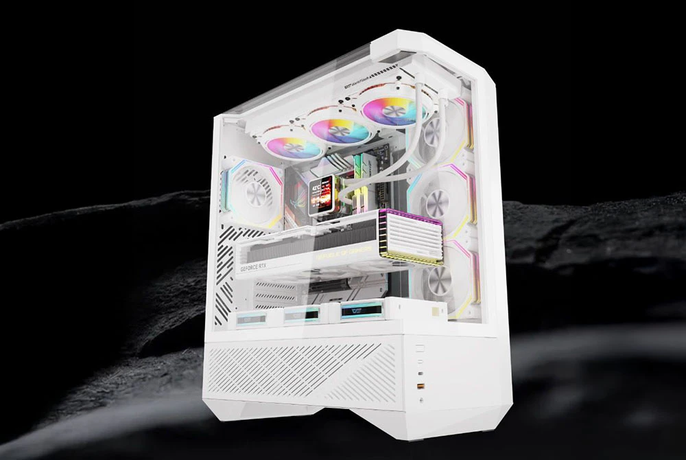 Carcasă de computer albă cu ventilatoare RGB colorate și iluminare de fundal pe un peisaj lunar