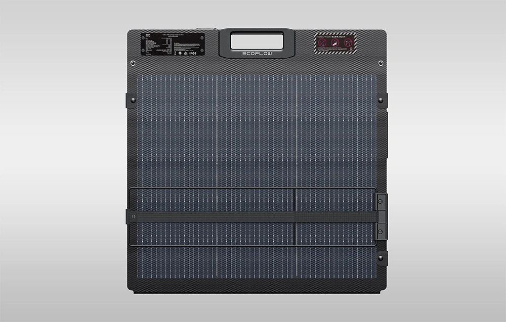 Panou solar EcoFlow pliat pe un fundal gri