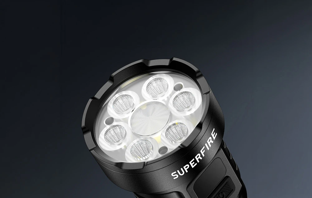 Prim-plan al capului lanternei Superfire L24 negre, care prezintă șase LED-uri