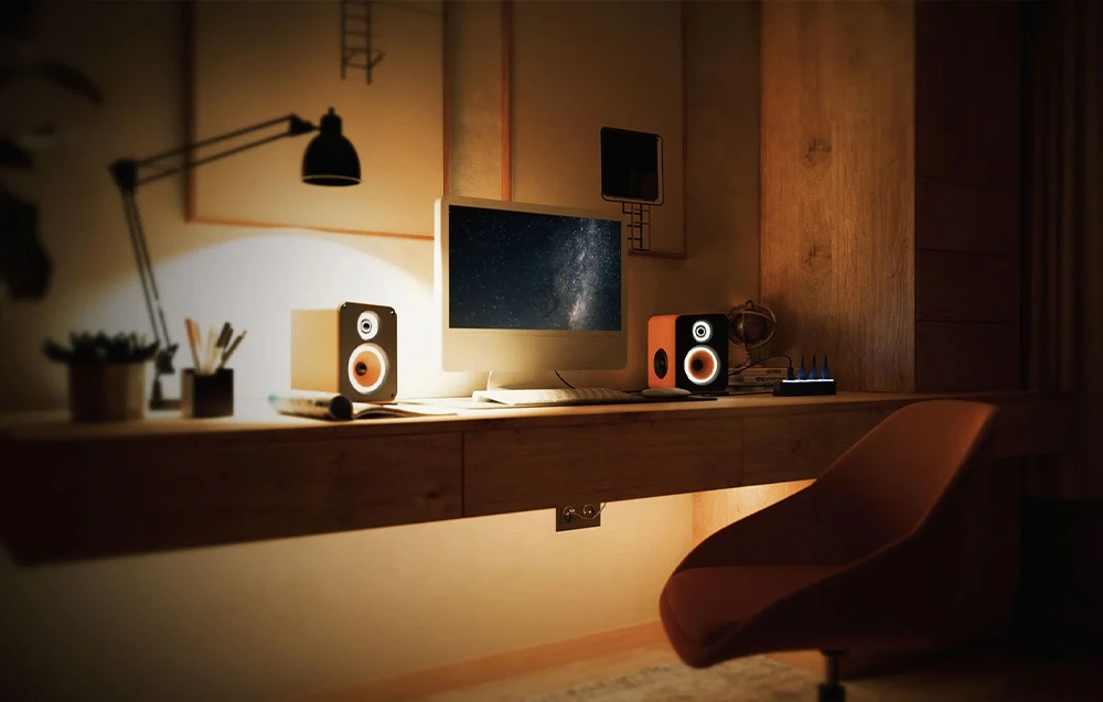 Un birou elegant într-o cameră întunecată cu un computer, boxe, iluminare și un scaun modern - un spațiu de lucru elegant