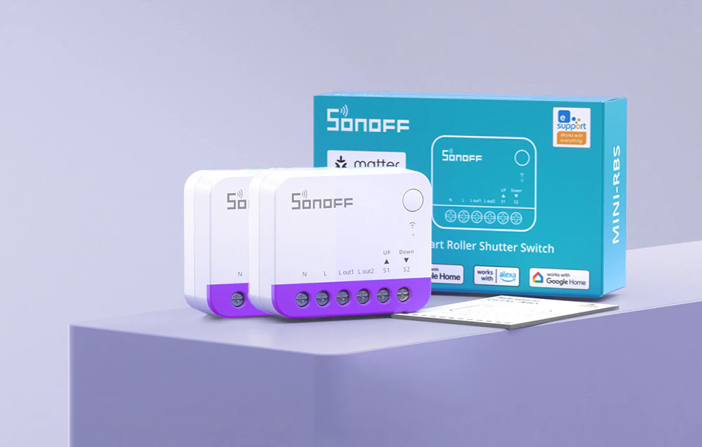 Două module Sonoff albe cu o dungă violet și ambalajul produsului pe un fundal violet