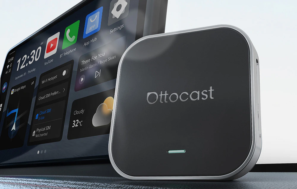 Adaptor Ottocast pe fundalul ecranului mașinii