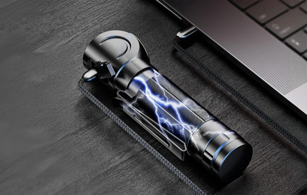 Lanterna conectată la un laptop printr-un cablu USB.