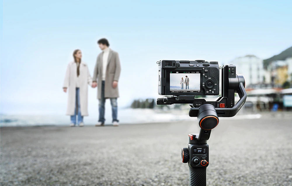 O cameră montată pe un gimbal care filmează un cuplu care se ține de mână