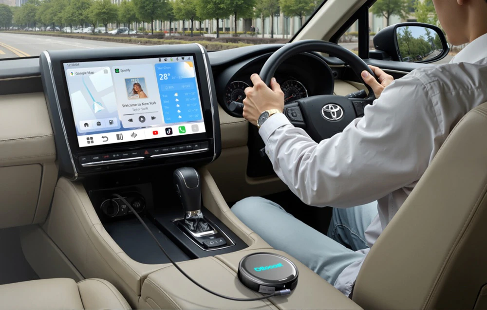 Un șofer într-un Toyota ține volanul, cu un ecran care afișează aplicația Spotify și un adaptor Ottocast pe tabloul de bord