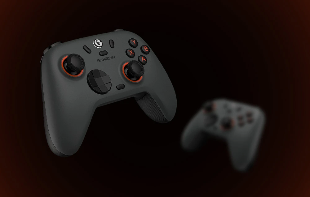 Un controler GameSir gri închis cu accente roșii plutind pe un fundal închis, cu un al doilea controler neclar în fundal.