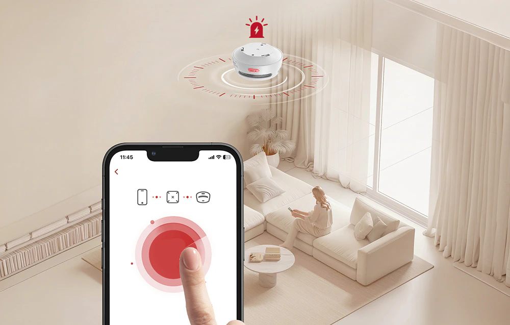 Ecranul unui smartphone cu aplicația care afișează o alarmă de la un detector montat pe tavan într-un living luminos