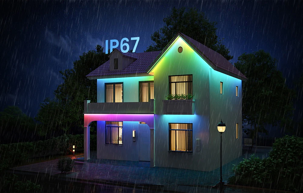 O casă albă, iluminată, în ploaie, cu textul „IP67” plutind deasupra ei.