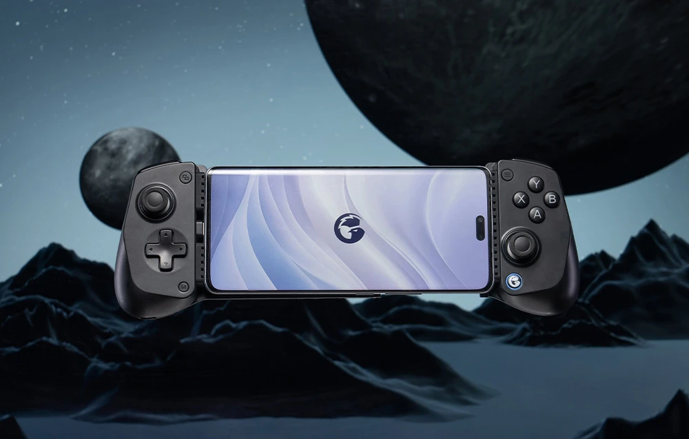 Controler GameSir negru cu smartphone montat într-un peisaj cu planete.