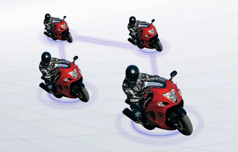 Patru motocicliști pe motociclete roșii conectate între ele prin linii violet