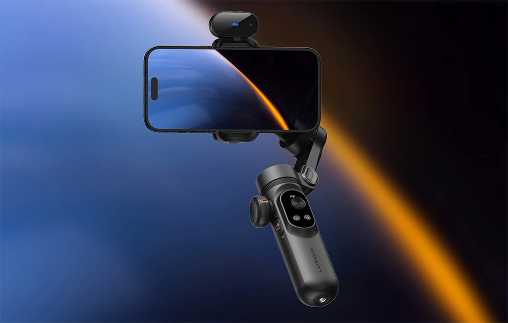 Un gimbal cu un smartphone și un modul AI montat deasupra, prezentat pe un fundal întunecat, cu gradient.
