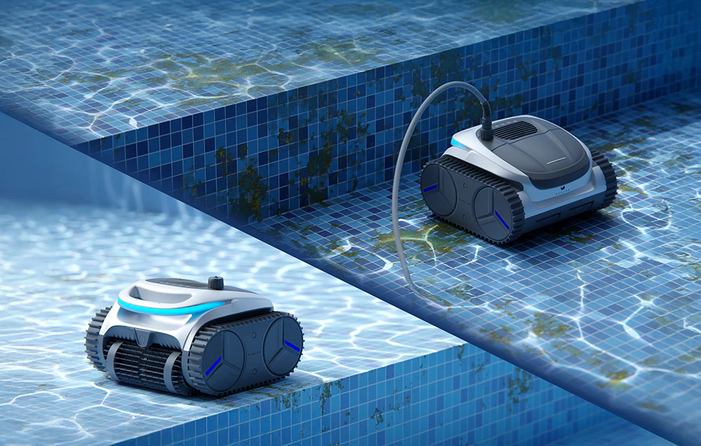 Doi roboți de curățare care funcționează la diferite niveluri ale piscinei, cu murdărie vizibilă