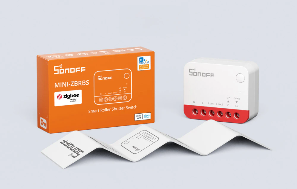Cutia produsului SONOFF MINI-ZBRBS, modul de control alb cu prize roșii și carduri de informații