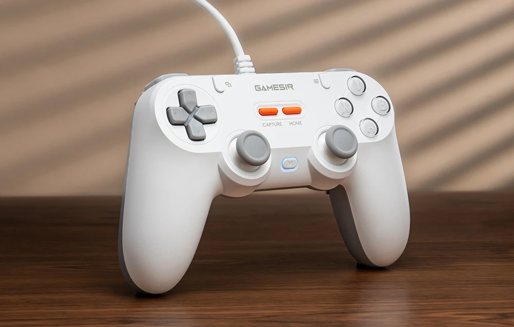 Controler GameSir alb care stă vertical pe o masă de lemn cu iluminare de fundal.