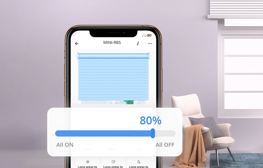 Aplicația de control al oblonului rulant de pe smartphone arată gradul de deschidere al oblonului rulant la 80% în fundalul camerei de zi