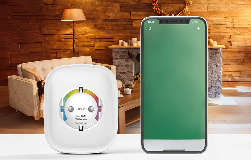 Priză inteligentă și smartphone cu ecran verde al aplicației, amplasate pe fundalul unui living confortabil cu perete din lemn și șemineu