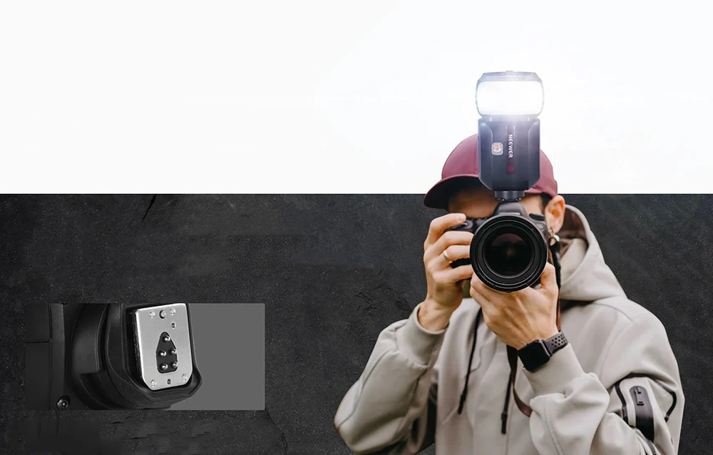 Un aparat foto cu un bliț atașat, ținut de un fotograf. Inserția arată un picior metalic de montare.