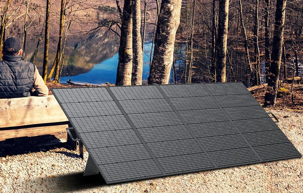Panou solar Fossibot desfăcut, instalat pe un suport într-o pădure lângă un lac