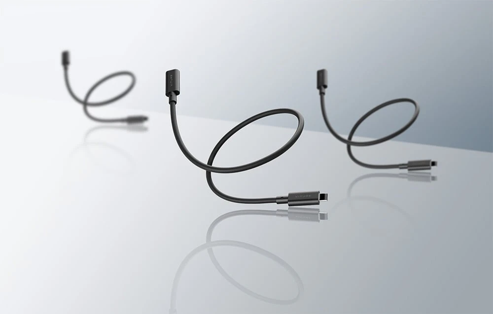 Trei cabluri USB-C negre identice marca VITURE plutesc deasupra unei suprafețe oglindite, reflectorizante