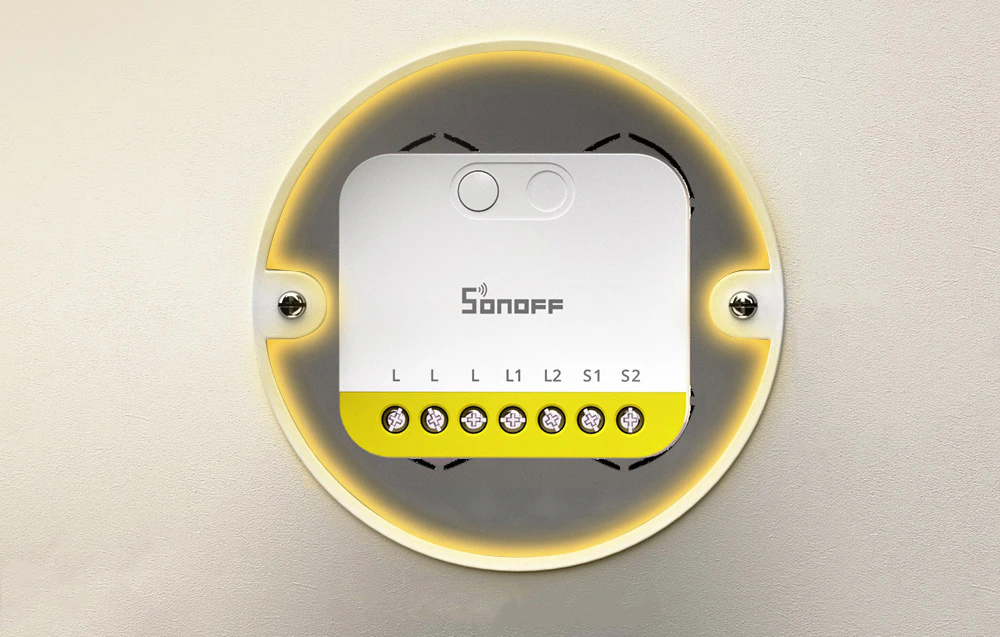 Comutator Sonoff mini într-o cutie de joncțiune