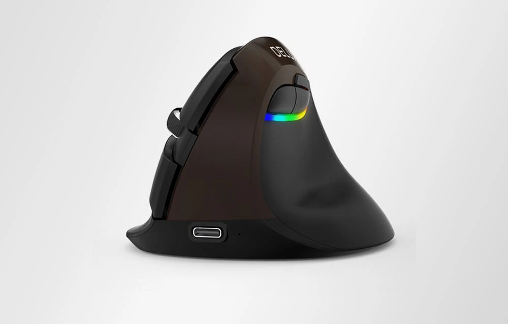 Un mouse vertical ergonomic cu iluminare RGB și un port USB-C, prezentat din profil pe un fundal deschis.