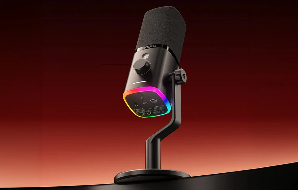 Un microfon Maono negru pe un suport de birou, iluminat din spate de un inel RGB colorat