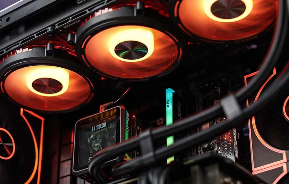 Interior de computer cu trei ventilatoare iluminate