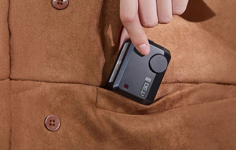 Un mini-blitz compact Godox iT30Pro S introdus în buzunarul lateral al unei haine maro
