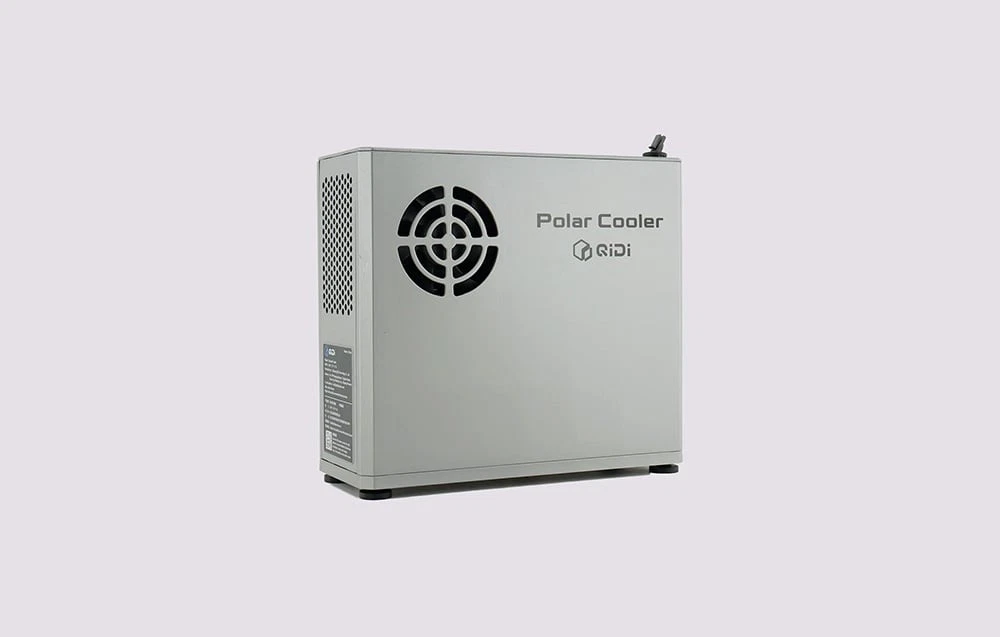 Un răcitor gri pentru extruder, cu un ventilator vizibil și o plăcuță de identificare.