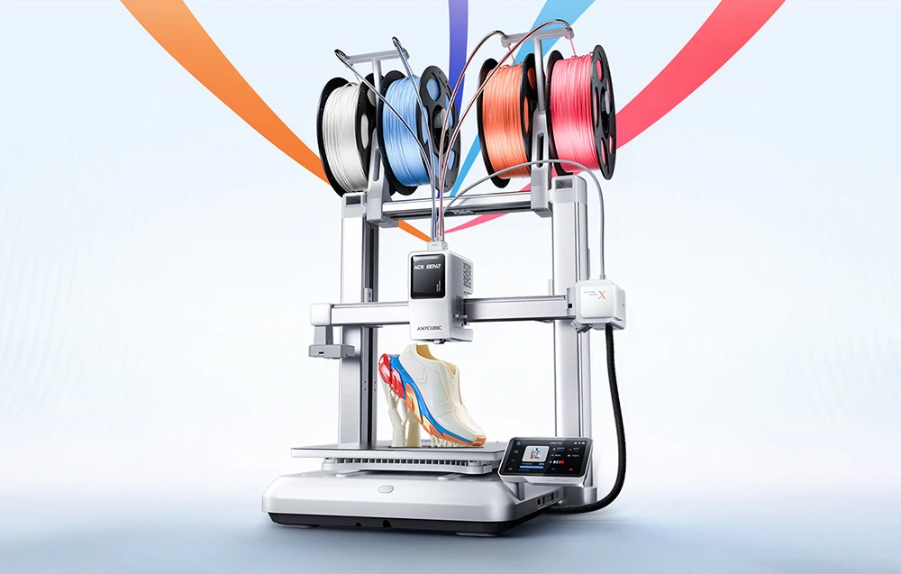 Imprimantă 3D cu patru bobine de filament colorate și o cizmă pe platformă