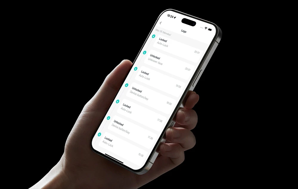 Smartphone care afișează aplicația SwitchBot cu istoricul încuietorii - stări