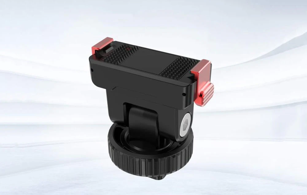 Adaptor Puluz în picioare pe un fundal albastru deschis