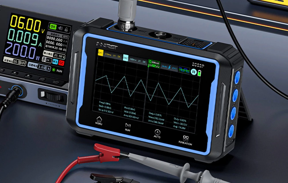 Osciloscop FNIRSI 2C53P, la care este conectat un cablu