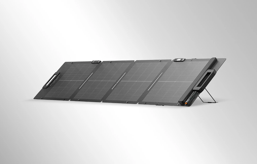 Panou fotovoltaic pe un fundal deschis
