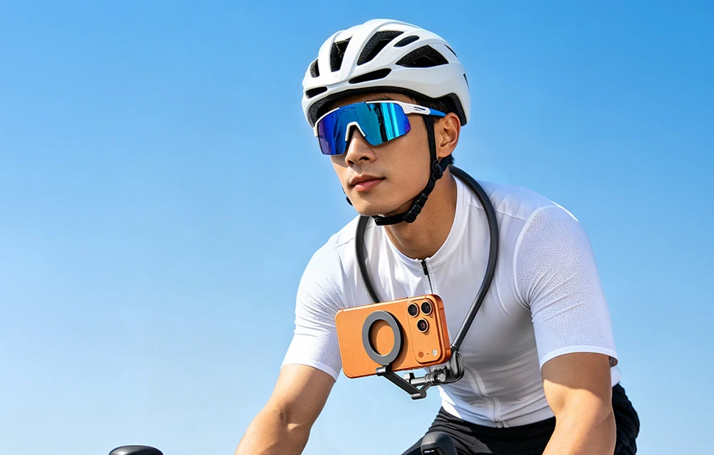 Bărbat care merge cu bicicleta cu un telefon montat pe un suport pentru gât