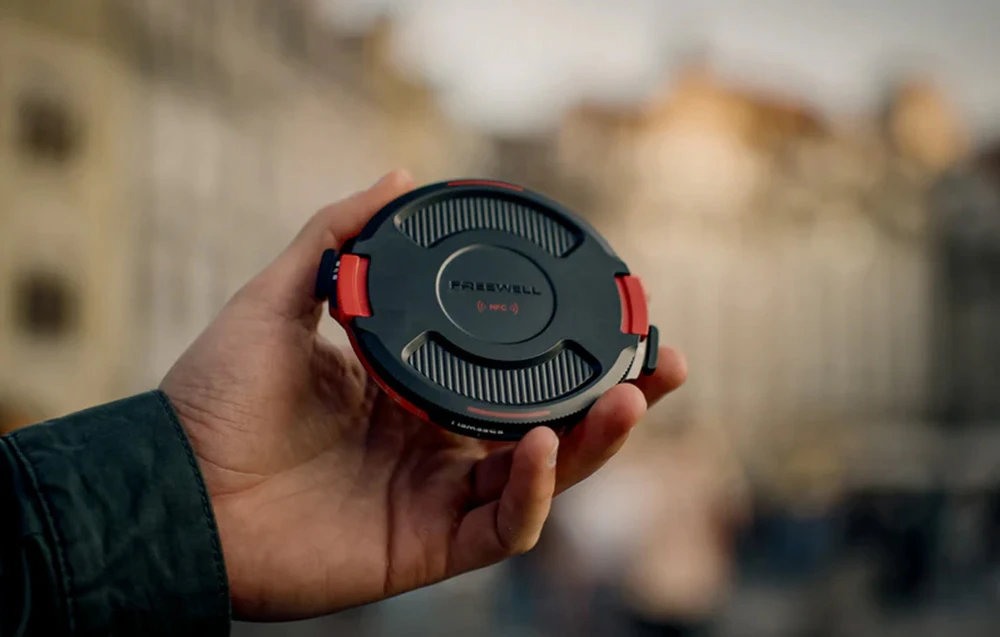 Scutul Freewell cu NFC ținut în mână.