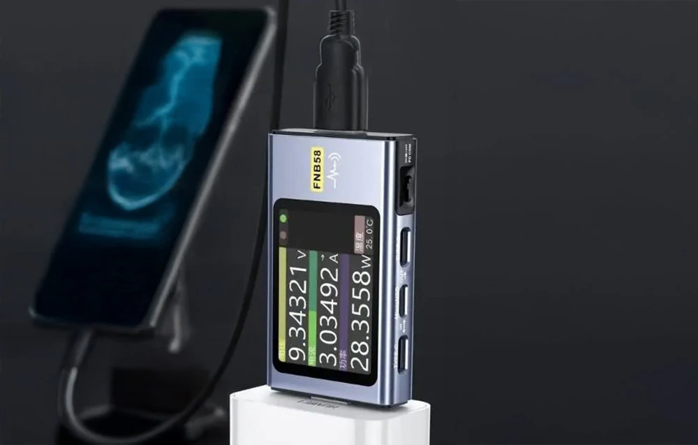 Tester port USB conectat la o sursă de alimentare și un smartphone în fundal