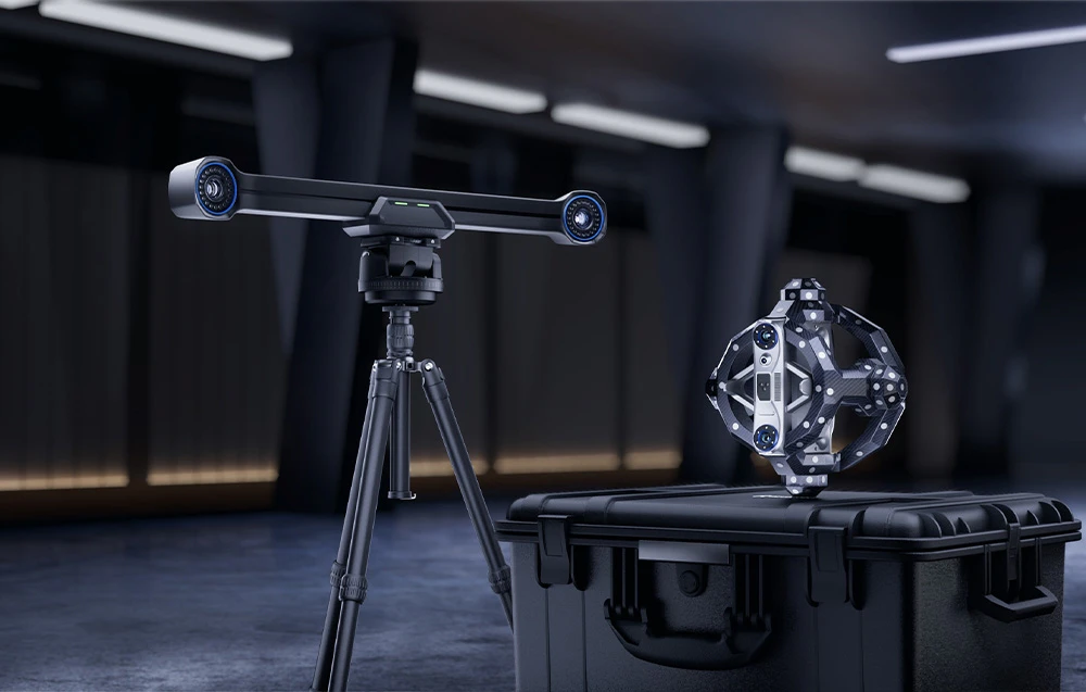 Scaner 3D și tracker instalate pe o cutie de transport într-o încăpere industrială întunecată