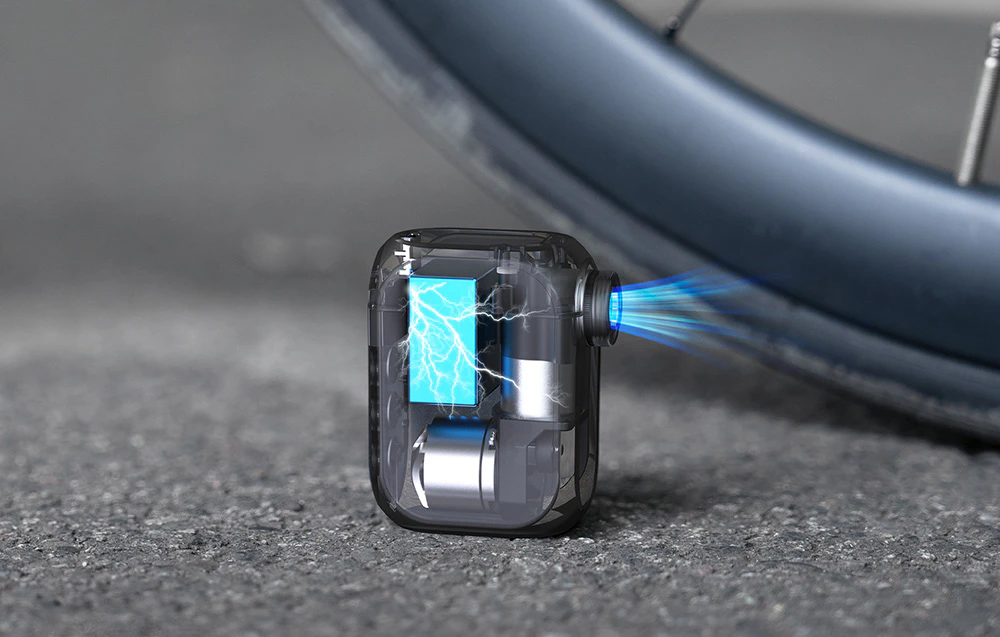 O secțiune transversală a mini-pompei care arată motorul și bateria pe fundalul unei roți de bicicletă.