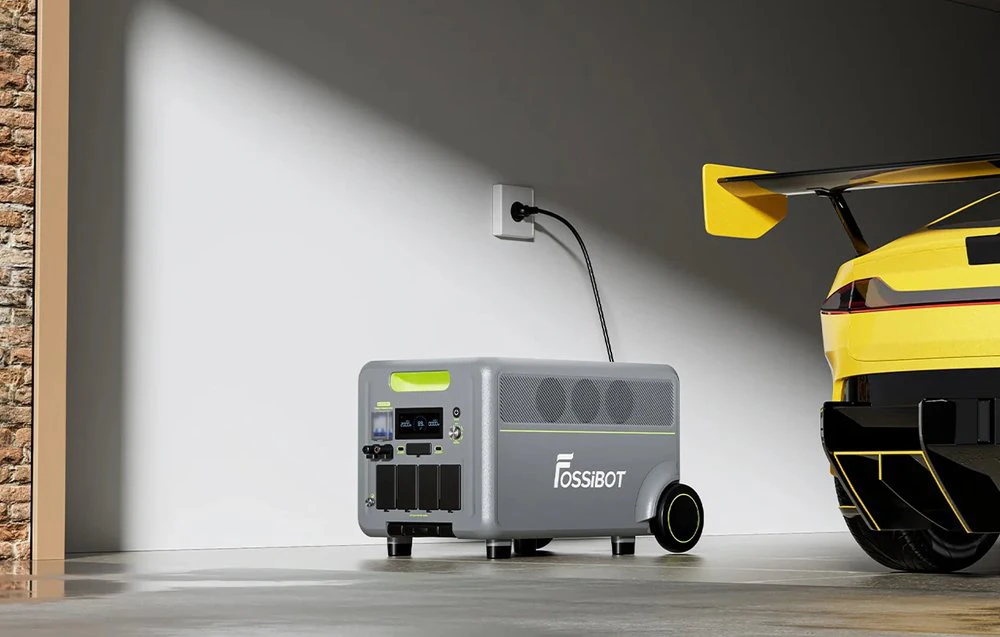 Stația de alimentare portabilă Fossibot este amplasată în garaj lângă o mașină electrică și este conectată la o priză