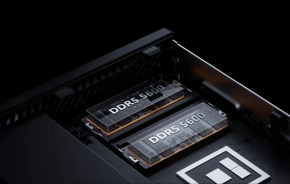Două module de memorie DDR5 5600 instalate într-o carcasă de computer întunecată
