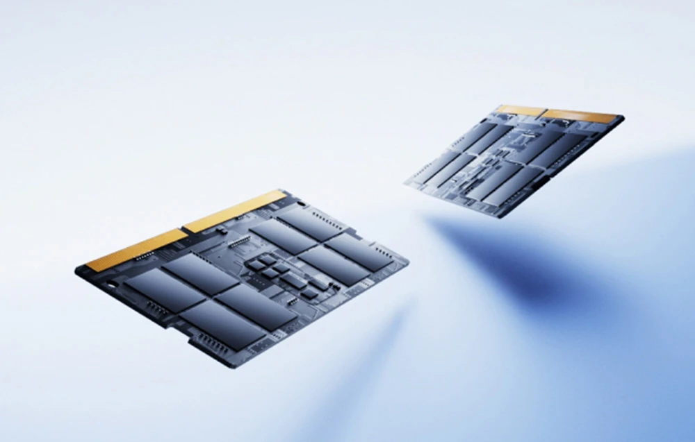 Două module SSD plutind pe un fundal luminos, simbolizând stocarea rapidă a datelor.