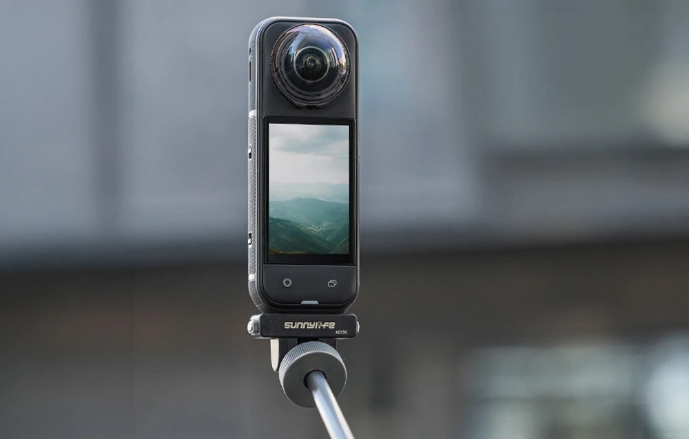 Cameră verticală neagră de 360 de grade montată pe un selfie stick folosind suportul cu eliberare rapidă Sunnylife.