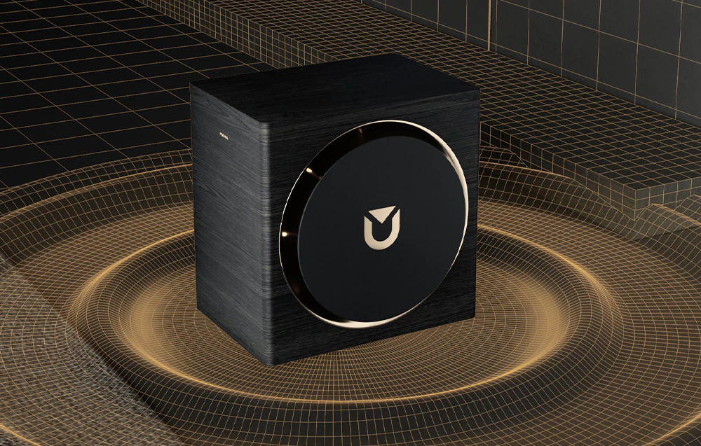 Subwoofer negru cu logo iluminat așezat pe o grilă grafică care imită undele sonore