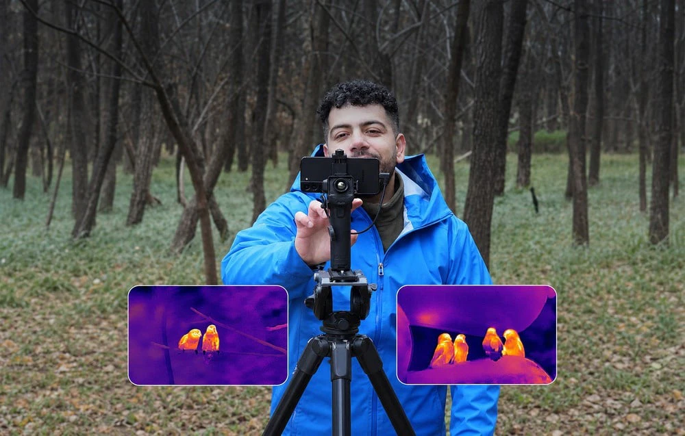 Un bărbat în pădure instalează un smartphone cu o cameră de termoviziune conectată pe un trepied. Două imagini termice ale unor păsări sunt vizibile lângă acesta.